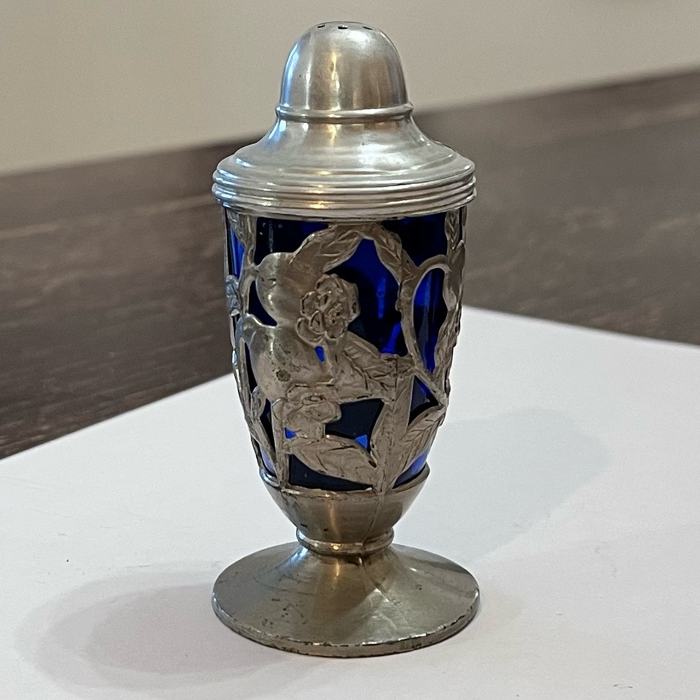 Vintage, ART NOUVEAU silver metal cobalt blue shaker. ONE item. - Picture 8 of 9